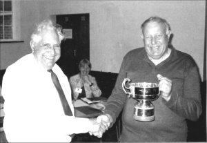 Brian Smith receiving the trophy from Robin Higgs. (13K)