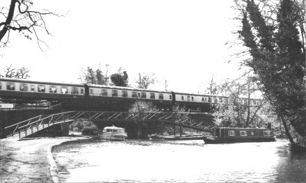 Footbridge over Wey Navigation (28K)