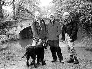 George Band, Clair Balding, Peter Lowes and Jannu the Gordon setter at Barley Mow Bridge (17k)